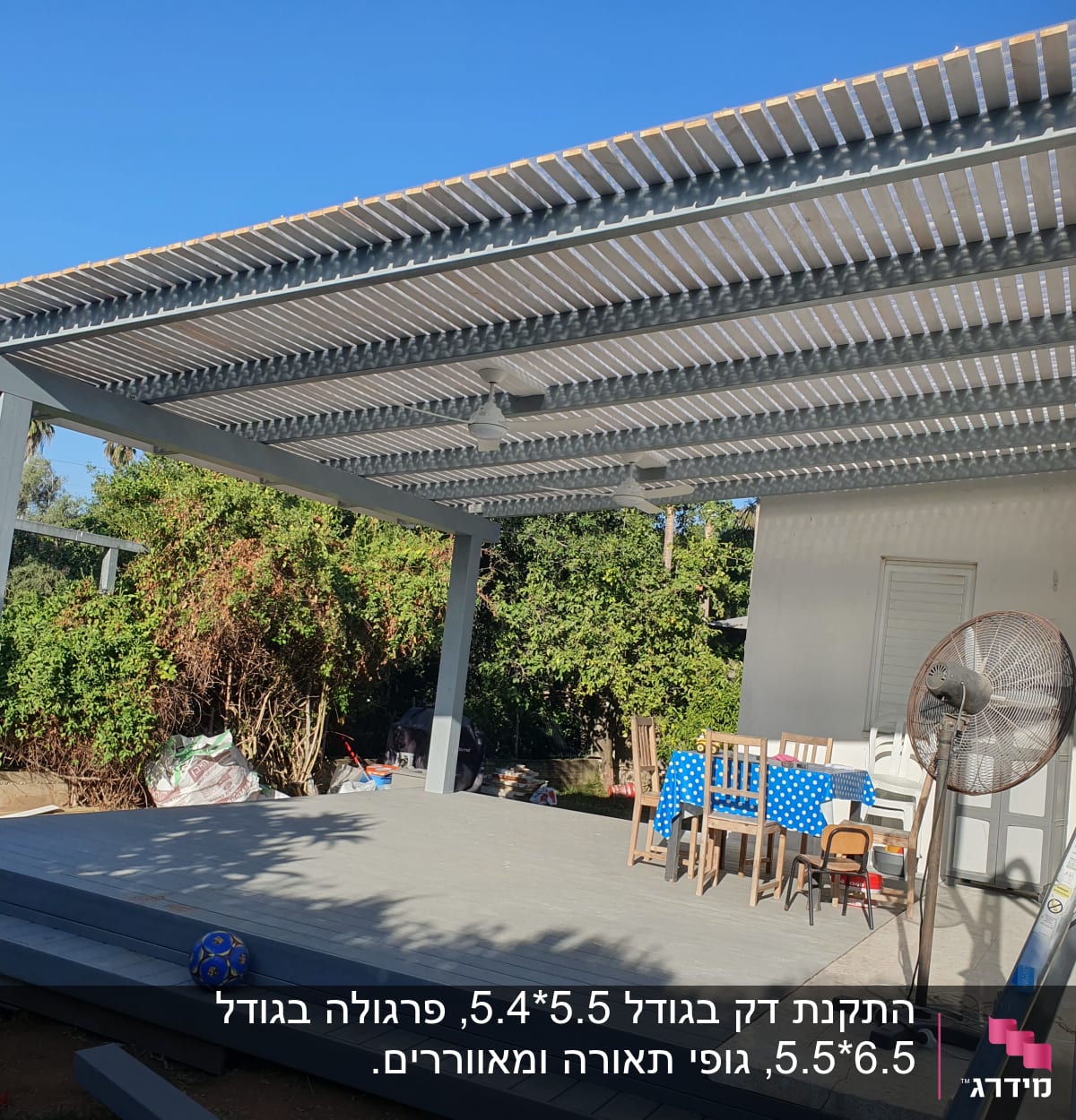 פרגולה מעץ עם מאוורר ושולחן על דק